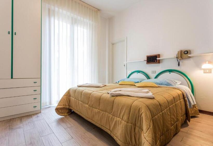 חדר סטנדרט לארבעה, Deborah