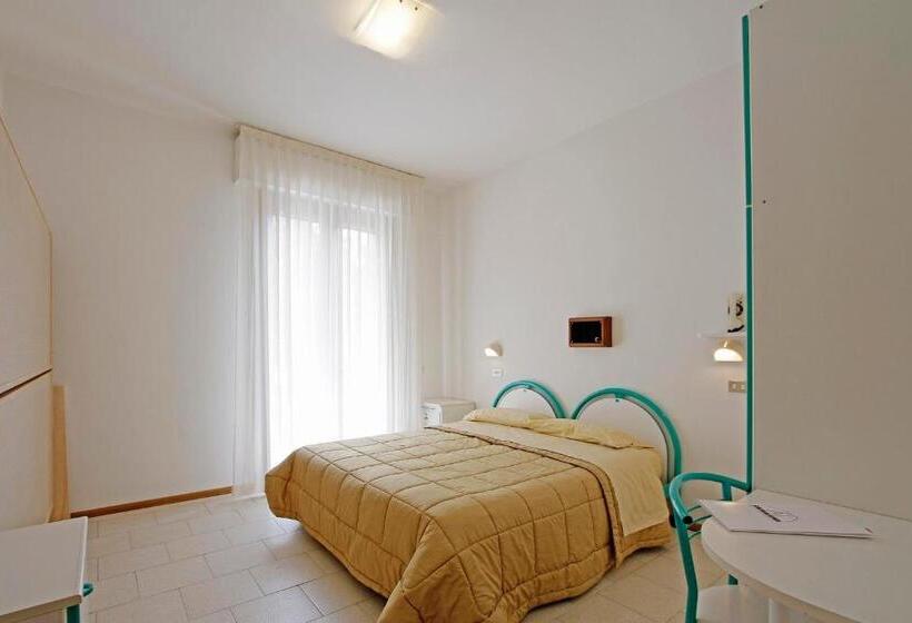 חדר סטנדרט לארבעה, Deborah