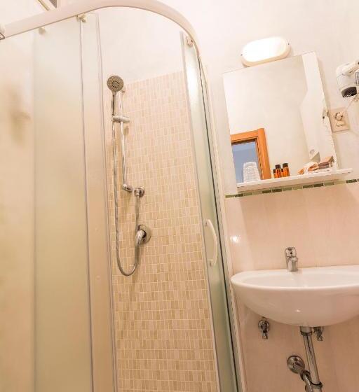 חדר קומפורט, Deborah