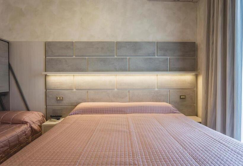 חדר קומפורט לשלושה, Deborah