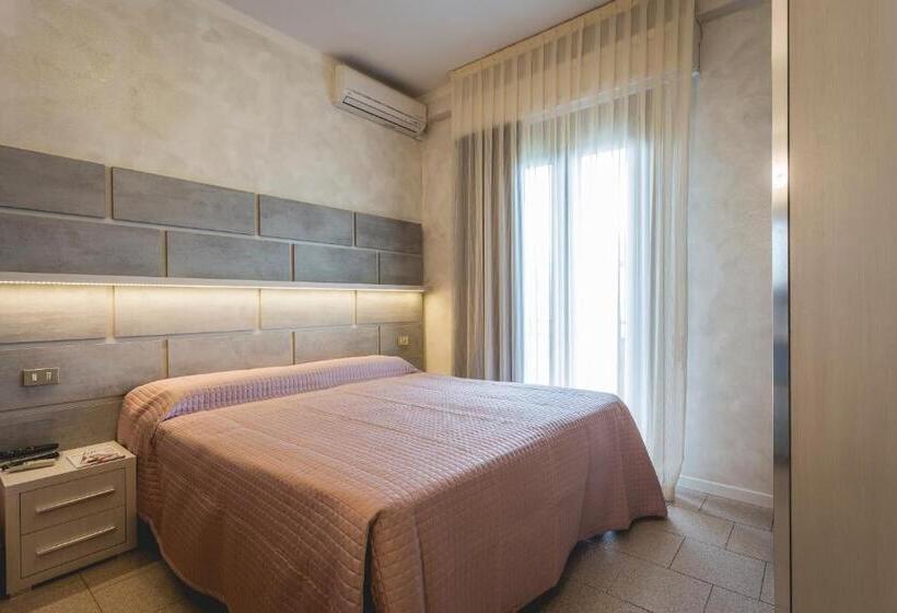 חדר קומפורט לשלושה, Deborah