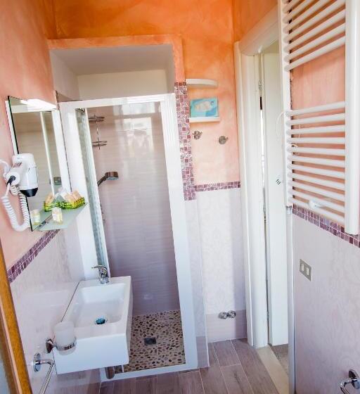 חדר קומפורט לשלושה, Deborah