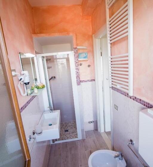 חדר קומפורט לשלושה, Deborah