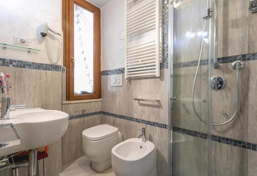 חדר קומפורט לשלושה, Deborah