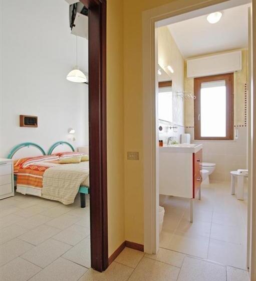 חדר משפחתי, Deborah