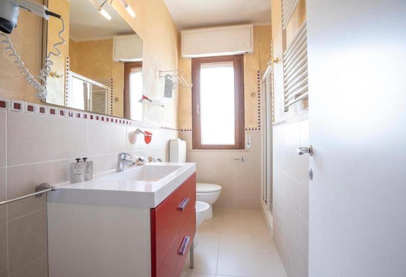 חדר משפחתי, Deborah