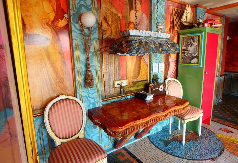 جناح ديلوكس, Drijfpaleis