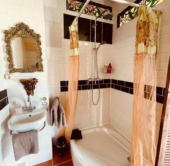 جناح ديلوكس, Drijfpaleis