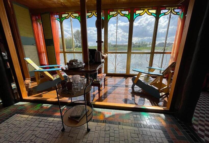 デラックススイート, Drijfpaleis