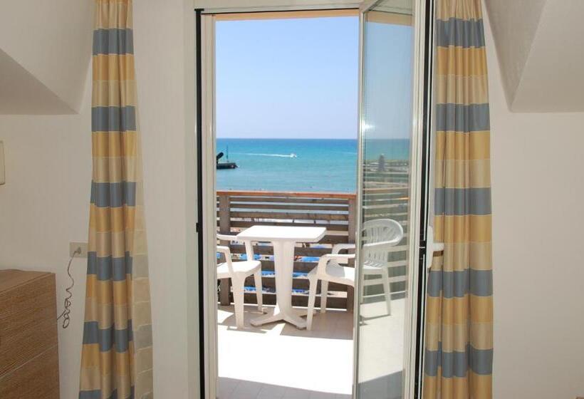 اتاق خانوادگی با چشمانداز دریا, Miramare