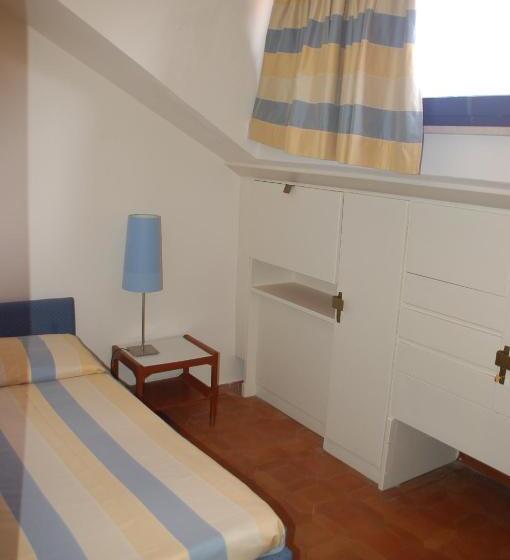 اتاق خانوادگی با چشمانداز دریا, Miramare