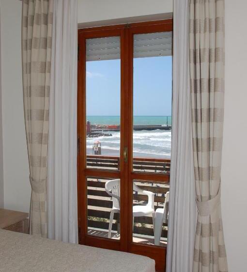 اتاق استاندارد با بالکن و چشمانداز دریا, Miramare