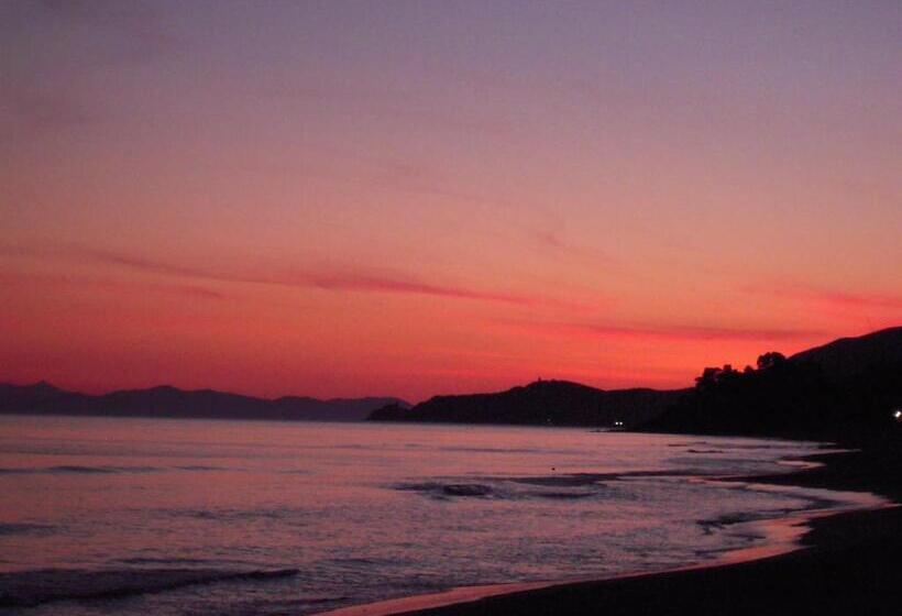 اتاق استاندارد با بالکن و چشمانداز دریا, Miramare