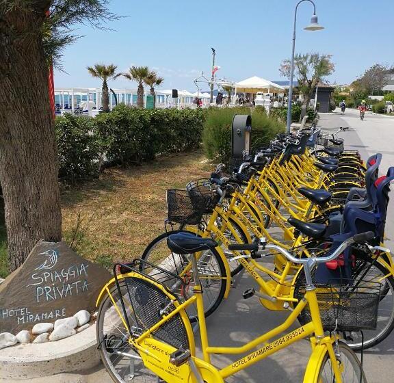 اتاق لوکس با بالکن و چشمانداز دریا, Miramare