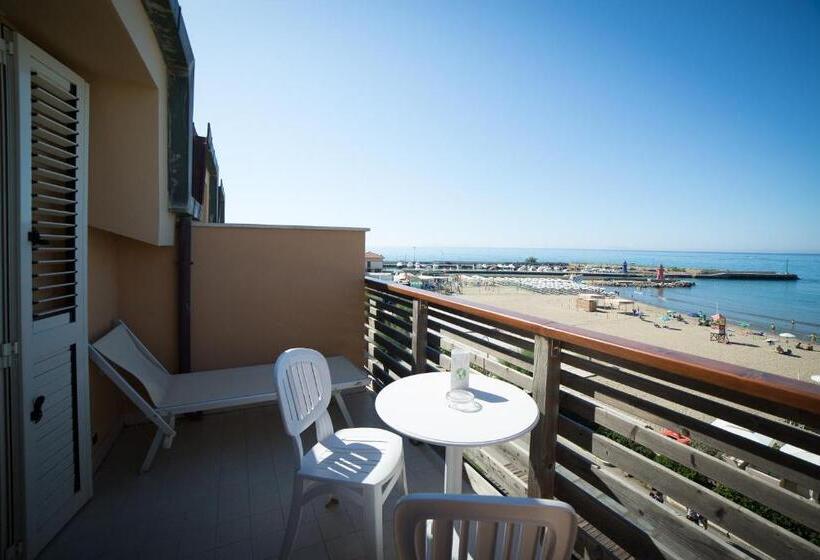 اتاق لوکس با بالکن و چشمانداز دریا, Miramare