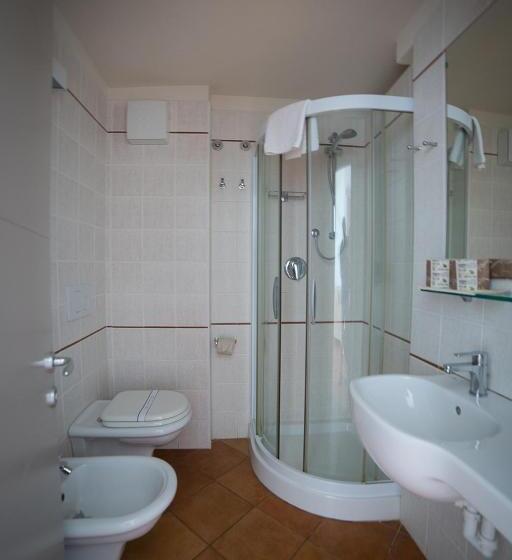 اتاق لوکس با بالکن و چشمانداز دریا, Miramare