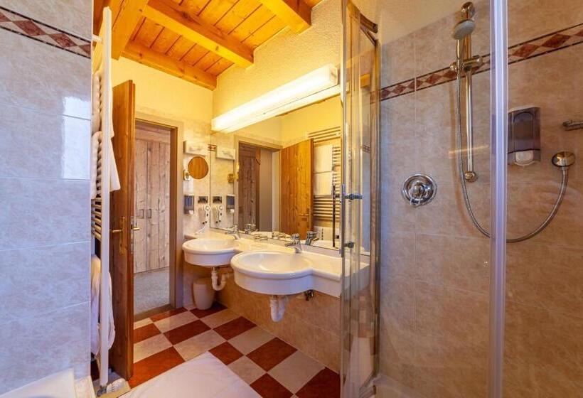 جناح مزوَّد بشرفة, Taushof