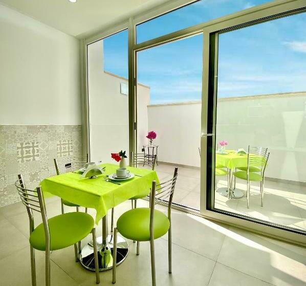 חדר סטנדרט לשלושה עם מרפסת, Marini Hotel B&b