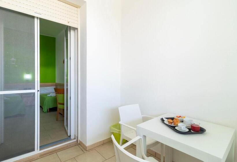 חדר סטנדרט לשלושה עם מרפסת, Marini Hotel B&b