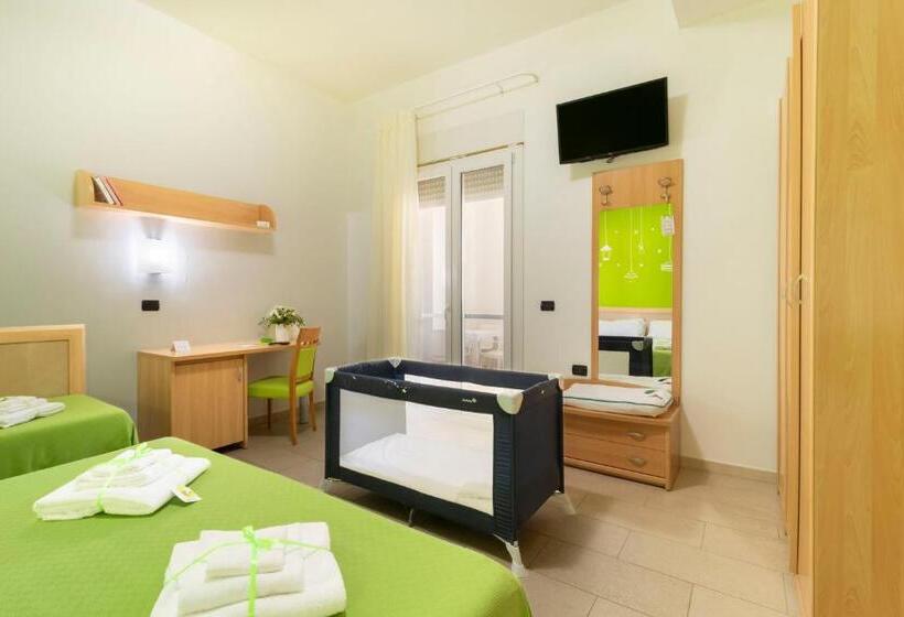 חדר סטנדרט לשלושה עם מרפסת, Marini Hotel B&b