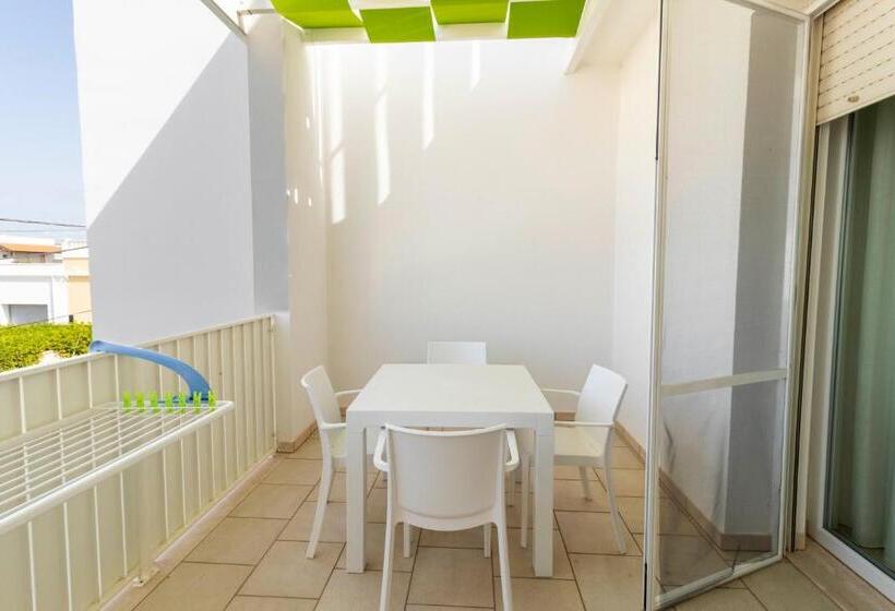 חדר לארבעה סטנדרטי עם מרפסת, Marini Hotel B&b