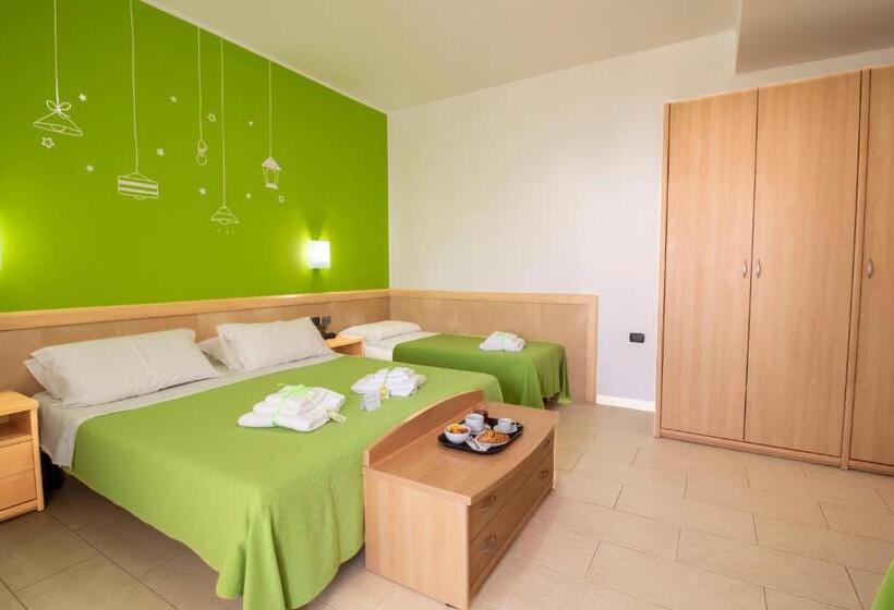 带阳台标准四人间, Marini Hotel B&b