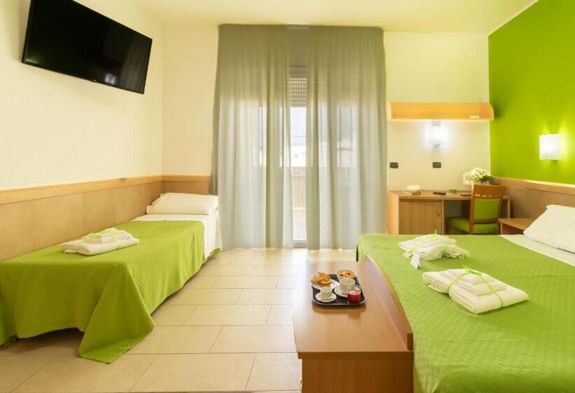 חדר לארבעה סטנדרטי עם מרפסת, Marini Hotel B&b