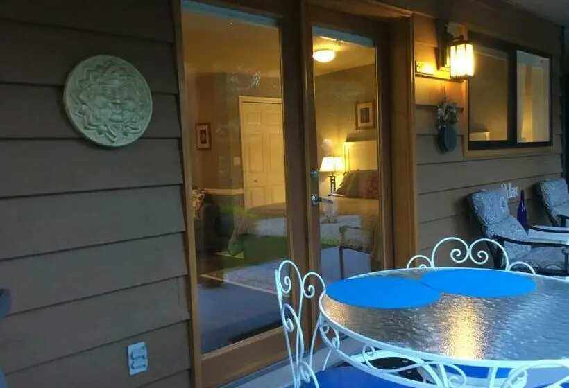 キングサイドベッドのスタンダードワンルーム, Nestledown B&b