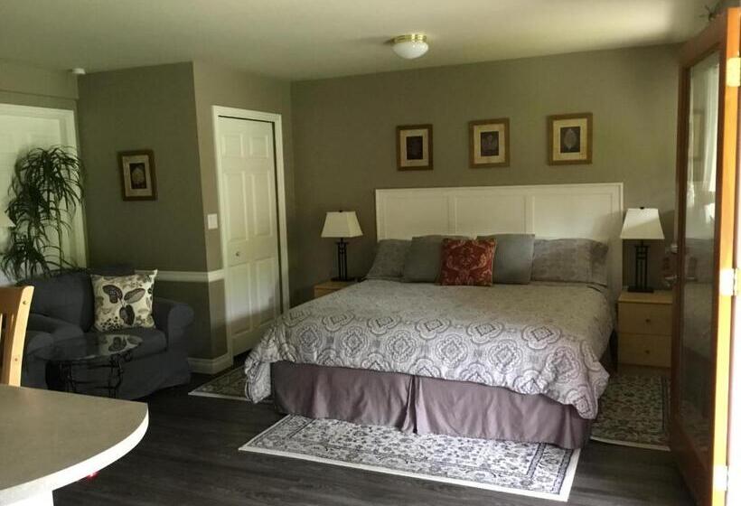 带大床的标准工作室, Nestledown B&b