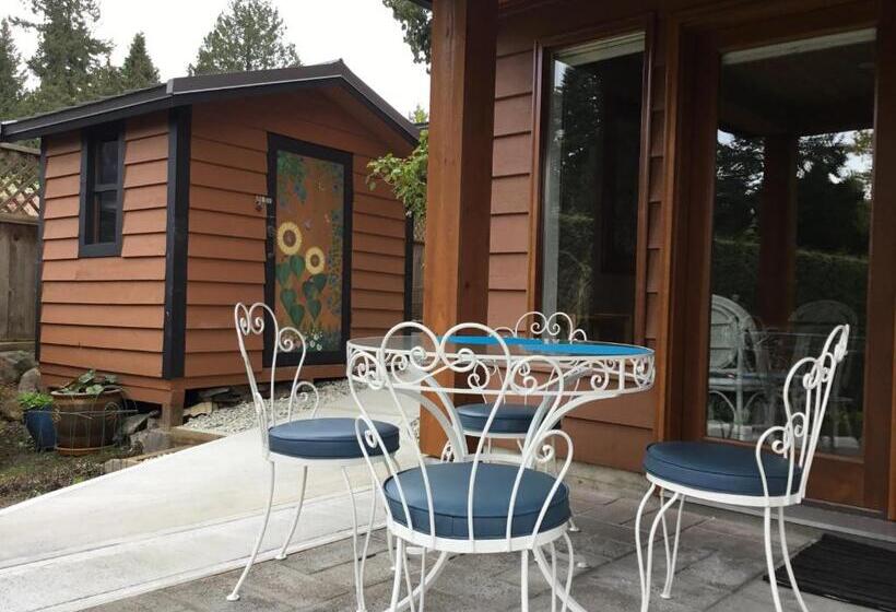 带大床的套房, Nestledown B&b