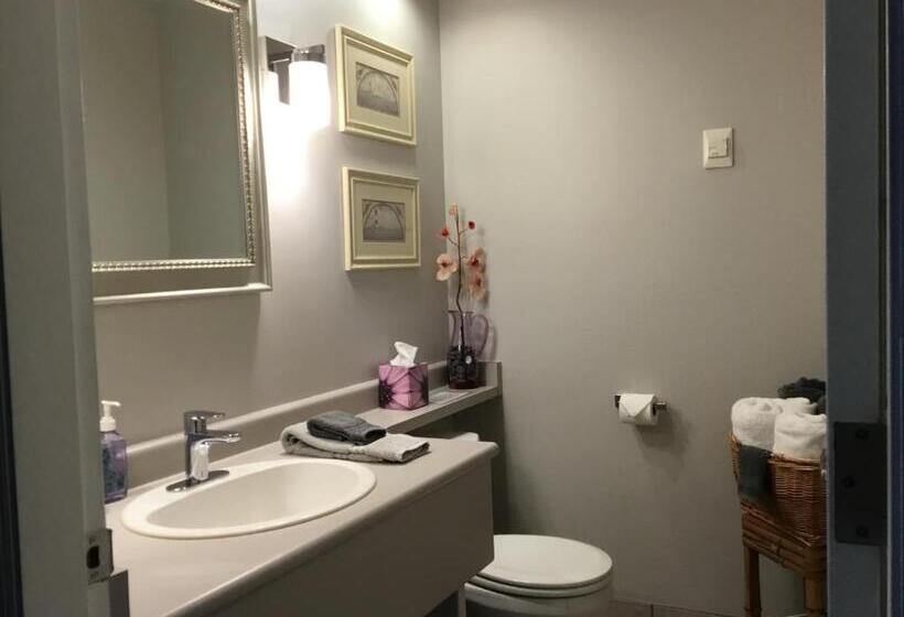 带大床的套房, Nestledown B&b