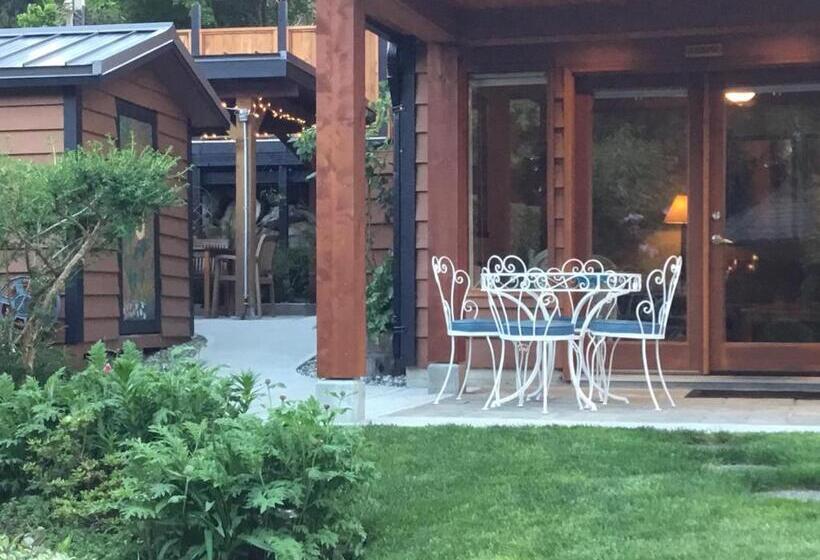 带大床的套房, Nestledown B&b