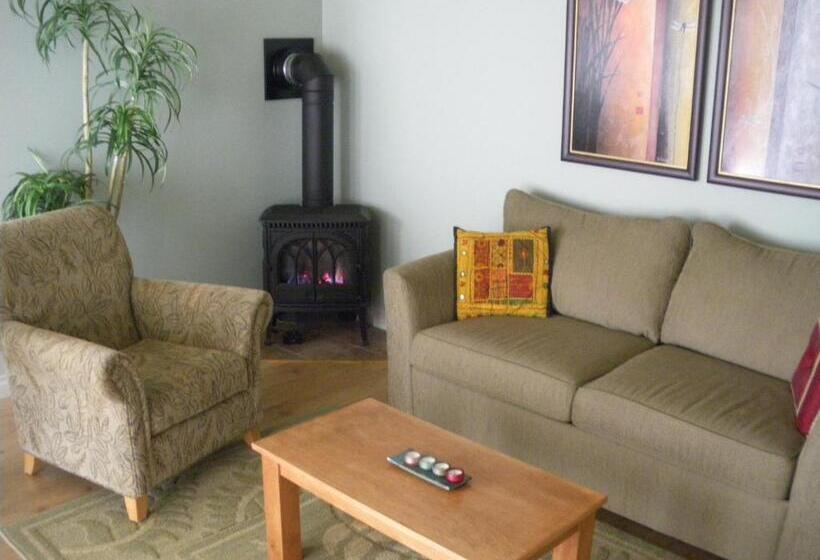 带大床的套房, Nestledown B&b