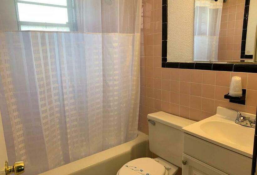 1ベッドルームハウス, Oceanic Hotel & Barefoot Tiki Bar