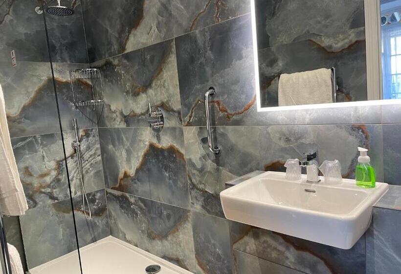 サイドオーシャンビュースタンダードルーム, Bedford