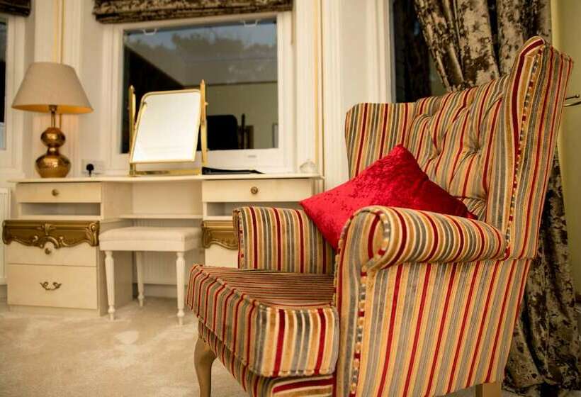 行政房间, Derby Manor