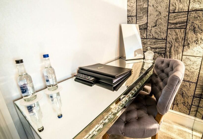 豪华房间, Derby Manor