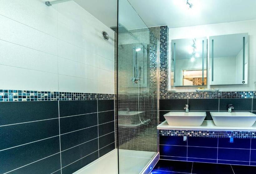 豪华房间, Derby Manor