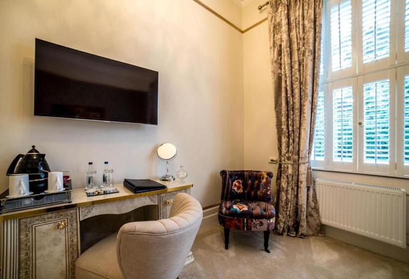 行政房间, Derby Manor