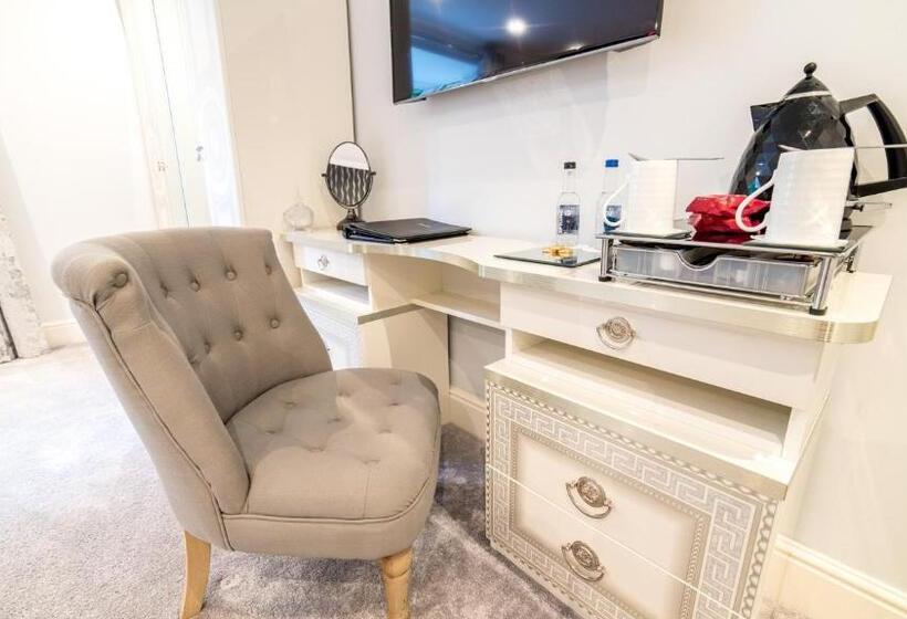 行政房间, Derby Manor