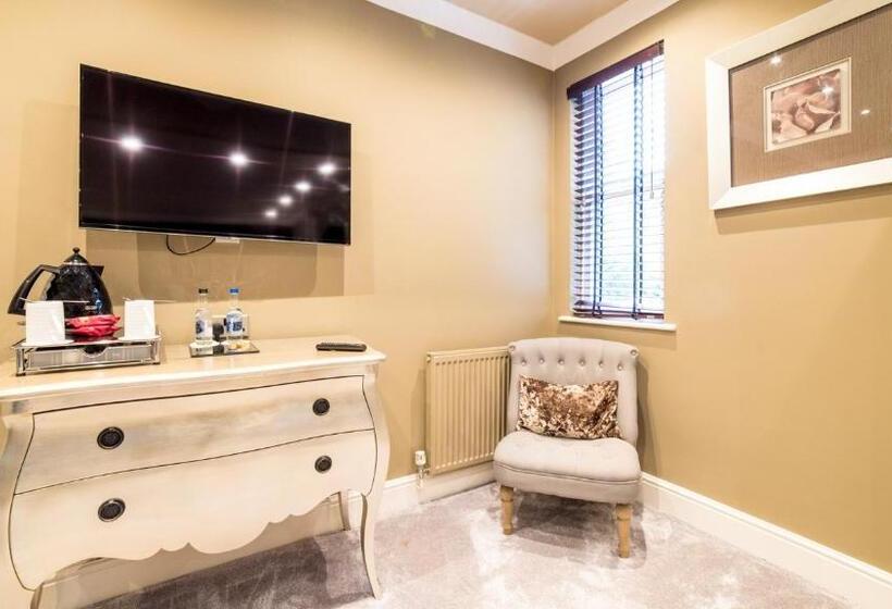 行政房间, Derby Manor