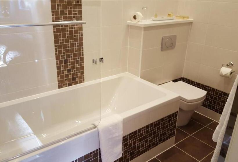 行政房间, Derby Manor