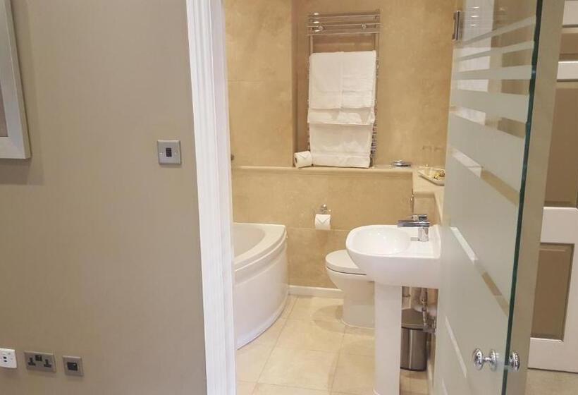 行政房间, Derby Manor