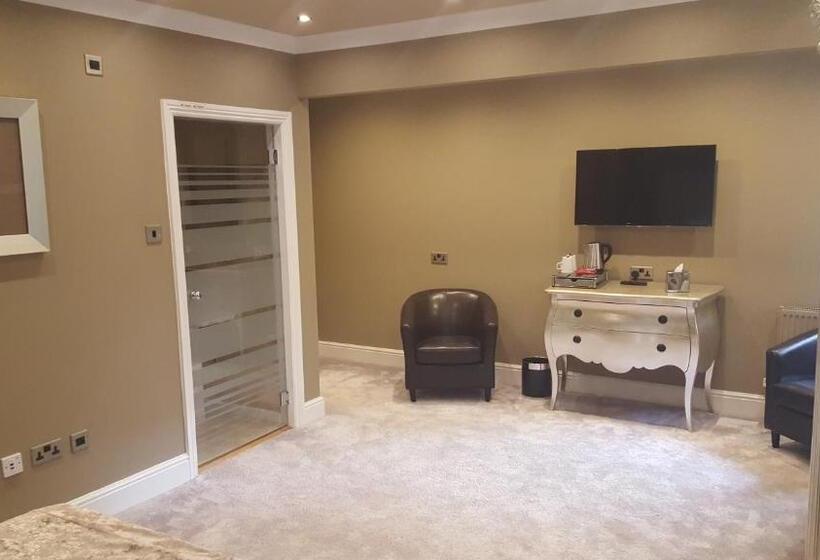 行政房间, Derby Manor