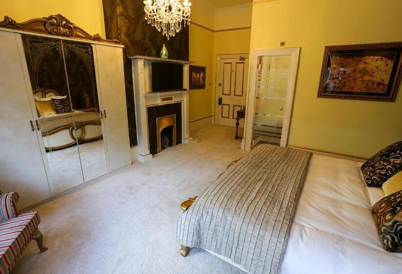 行政房间, Derby Manor