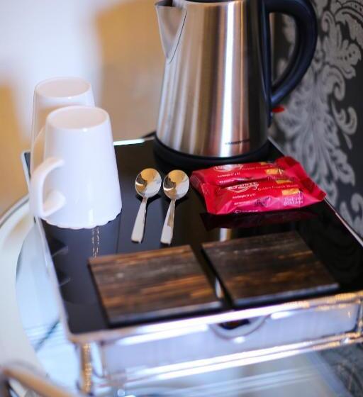 行政房间, Derby Manor