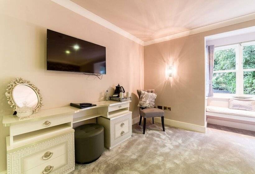 行政房间, Derby Manor