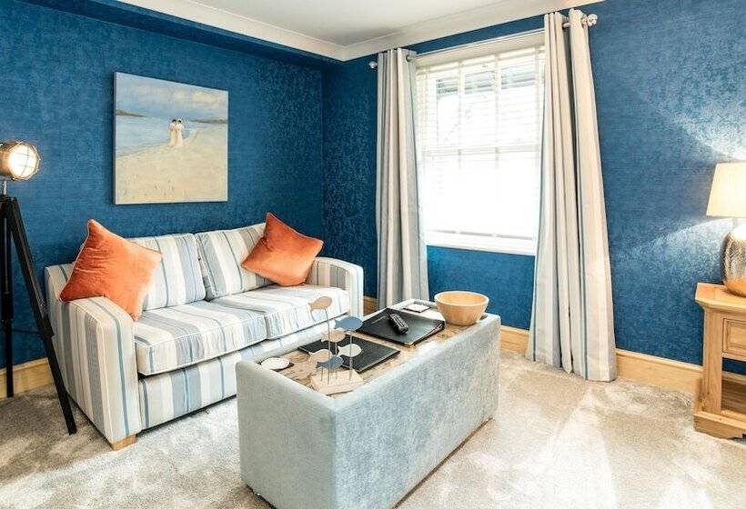 行政房间, Derby Manor