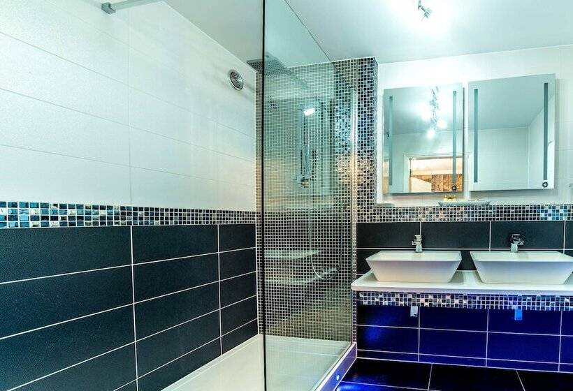 行政房间, Derby Manor