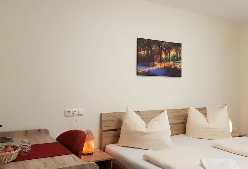 اتاق استاندارد سه نفره, Garni City